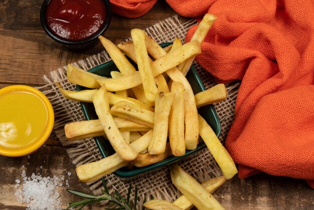 Frites savoureuses sur plaque sur bol