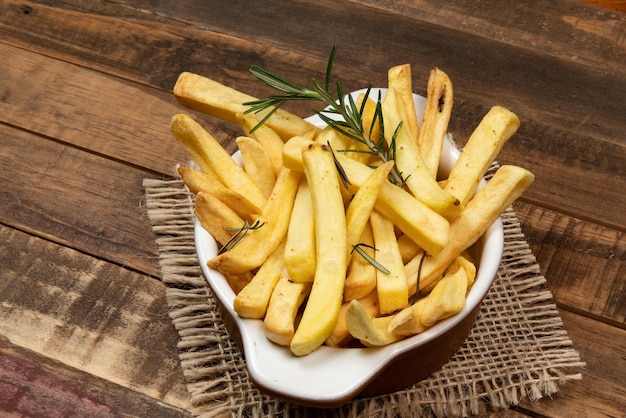 Frites savoureuses sur plaque sur bol