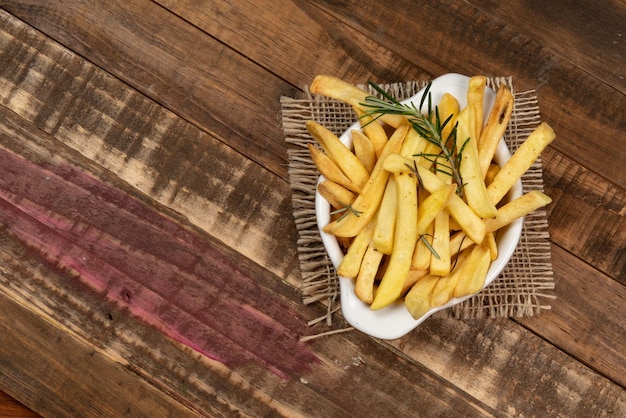 Frites savoureuses sur plaque sur bol