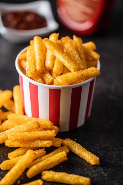 Frites Snack salé Croustilles dans une tasse en papier