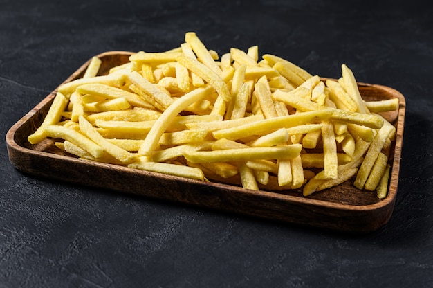 Frites surgelées dans un bol en bois.