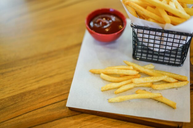 Des frites sur une table en bois.