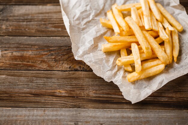 Frites sur table en bois