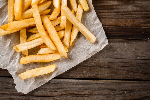 Frites sur table en bois