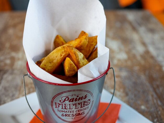 Frites sur une table de restaurant