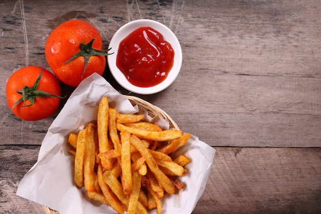 Frites avec tomates et sauce