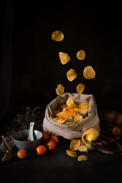 Frites volantes et tomates