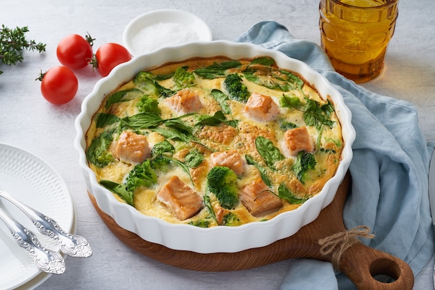 Frittata aux œufs, omelette au saumon, brocoli et épinards. Quiche sans croûte aux œufs