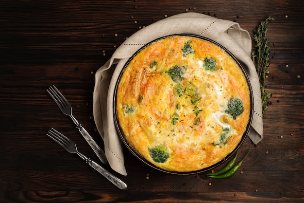 Frittata maison sur une table en bois. Vue de dessus.