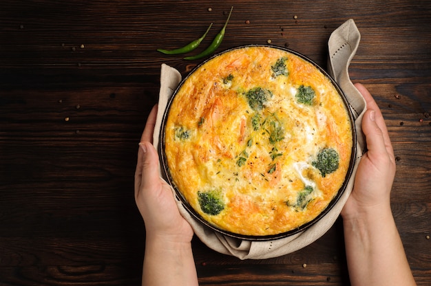 Frittata maison sur une table en bois. Vue de dessus.