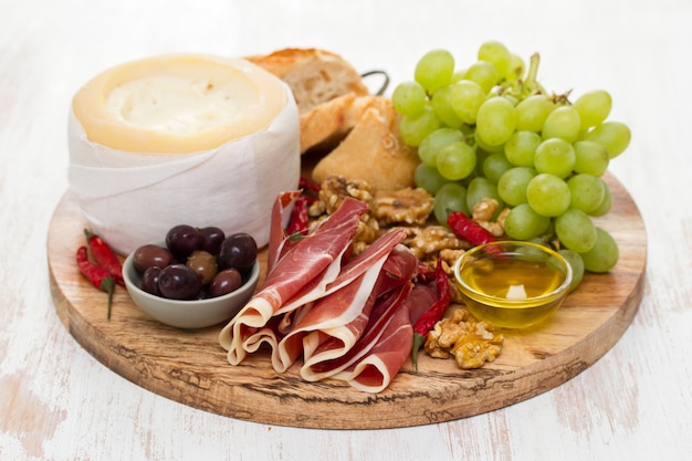 Fromage apéritif avec viande fumée à bord