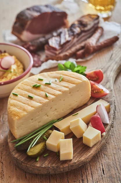 Fromage appétissant sur une planche à découper