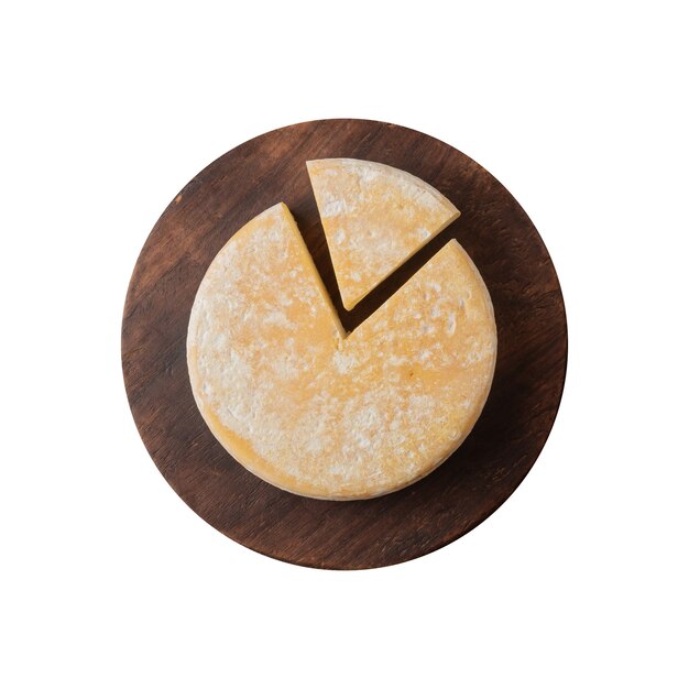 Fromage artisanal Canastra de Minas Gerais, Brésil isolé sur fond blanc.