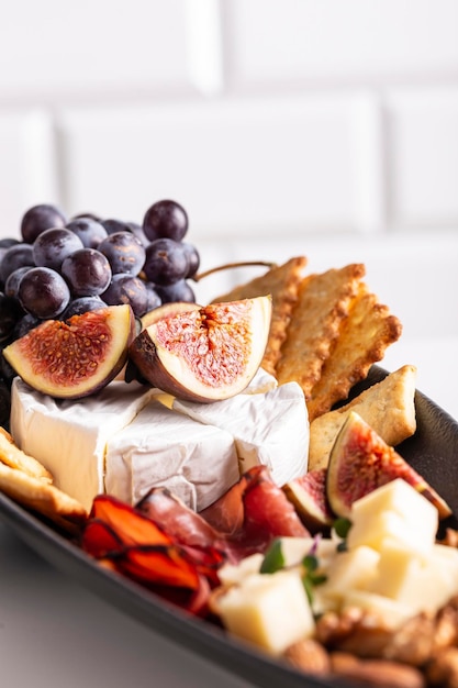 Fromage assorti, prosciutto, noix, collations et fruits