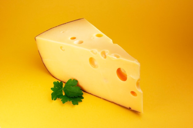 Fromage au persil sur fond jaune