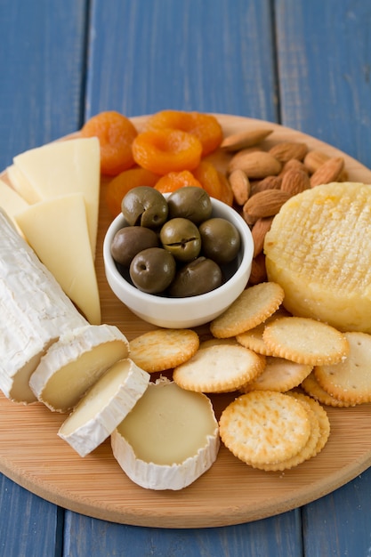 Fromage aux olives, fruits secs et biscuits sur plateau