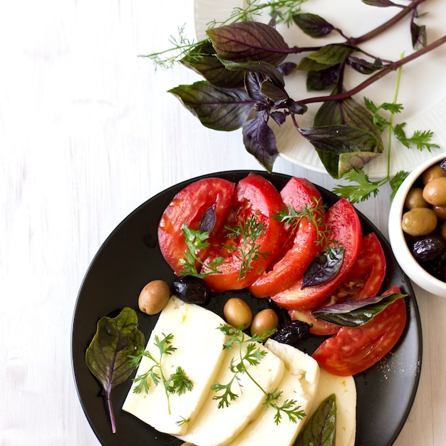 Fromage blanc aux tomates, olives vertes et noires, basilic, coriandre et huile d&#39;olive