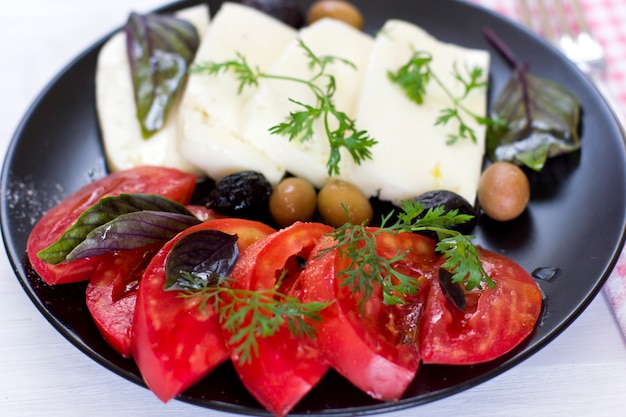 Fromage blanc aux tomates, olives vertes et noires, basilic, coriandre et huile d&#39;olive