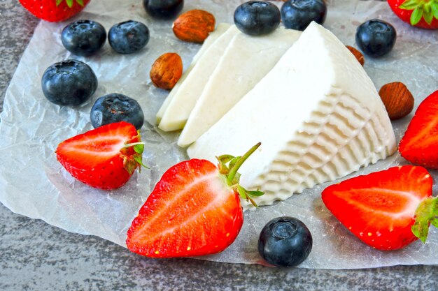 Fromage blanc, fraise, myrtille. Toasts au fromage blanc, myrtilles et fraises.