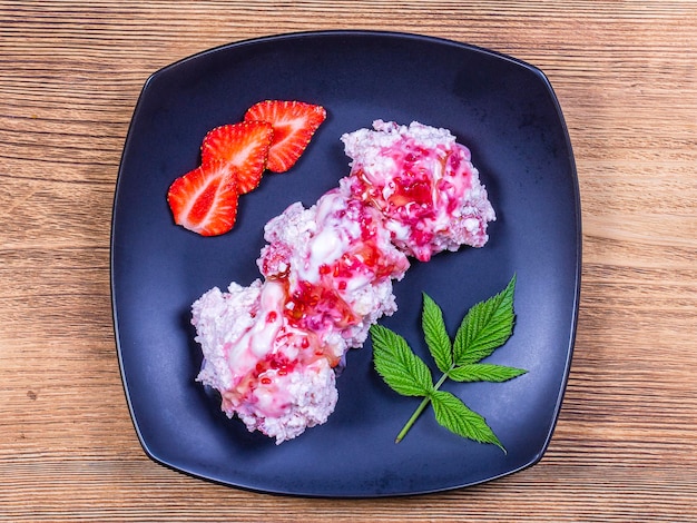 Le fromage blanc et la fraise rouge, la confiture de fraise et de framboise, de près.