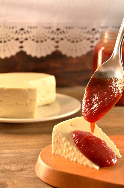 Photo fromage blanc avec goyave sur une planche de bois