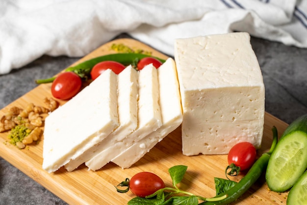 fromage blanc mûr fromage feta fabriqué à partir de lait de vache sur une table de service en bois produits laitiers en gros plan