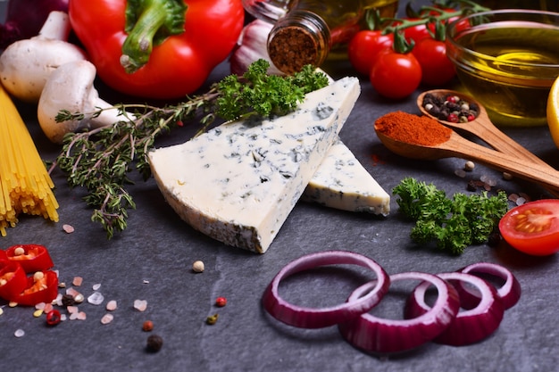 Fromage bleu aux épices et légumes