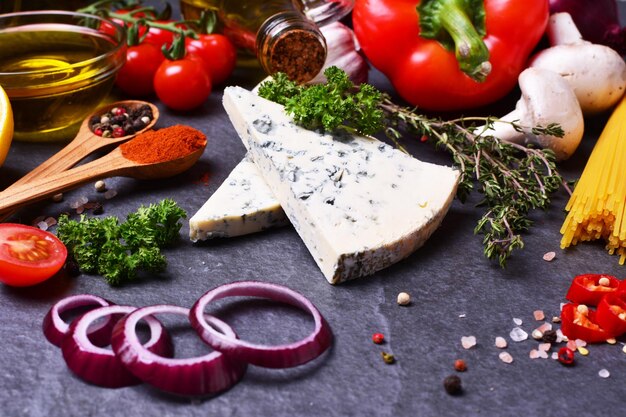 Photo fromage bleu aux épices et légumes