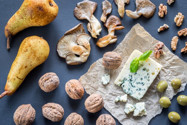 Fromage bleu aux noix, pleurotes et olives vertes