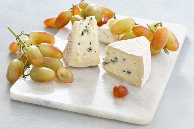 Fromage bleu de Bavière avec raisins à bord