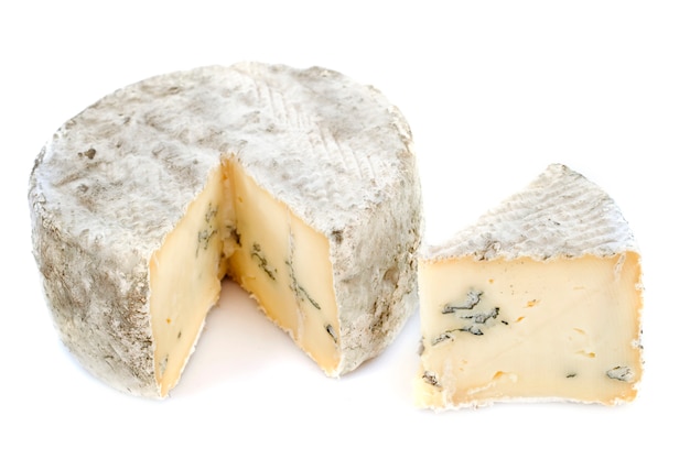 Fromage bleu sur blanc