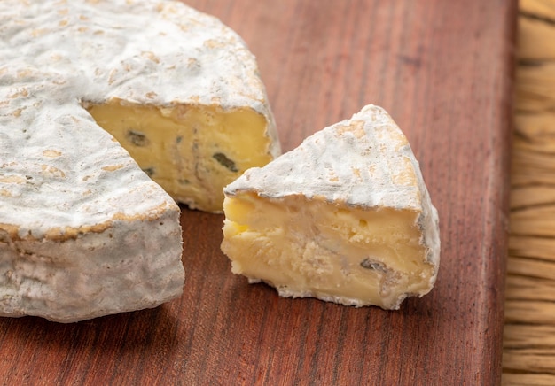 Fromage bleu bofete artisan brésilien avec morceau sur table en bois