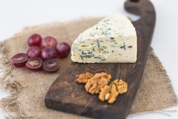 Fromage bleu ou brie aux raisins et noix