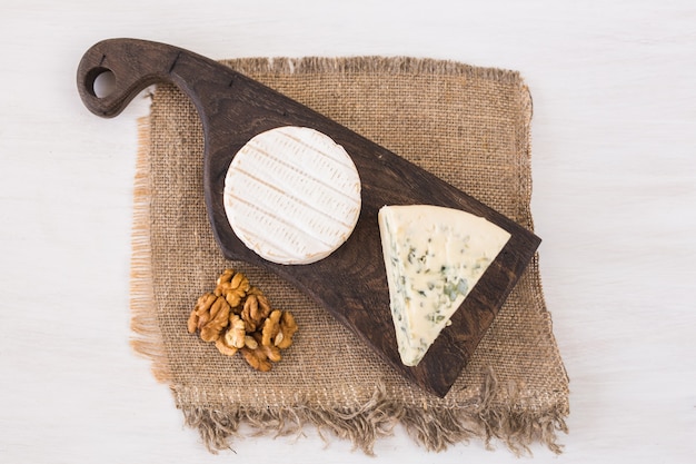 Fromage Bleu Ou Brie Avec Raisins Et Noix.