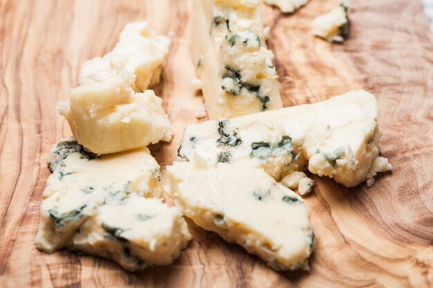 Fromage bleu close up sur planche de bois d'olive