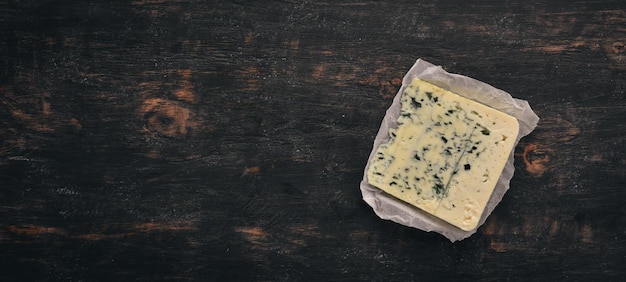 Fromage bleu Fromage à la moisissure Vue de dessus Sur un fond en bois Espace de copie gratuit