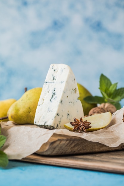 Fromage bleu italien Gorgonzola picant, fabriqué à partir de lait de vache non écrémé dans le nord de l'Italie. Morceau de fromage à moisissure bleue danablu, roquefort à la poire et aux noix