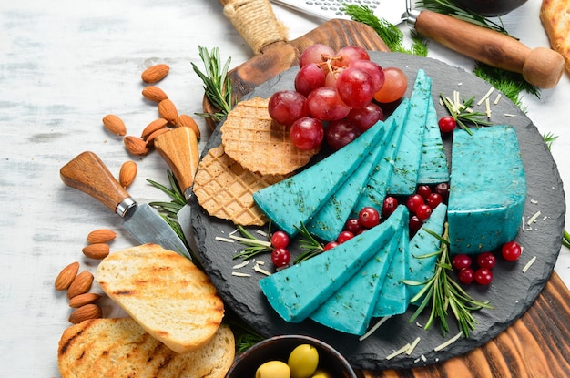 Fromage bleu lavande tranché et snacké. Style rustique. Espace de copie gratuit.