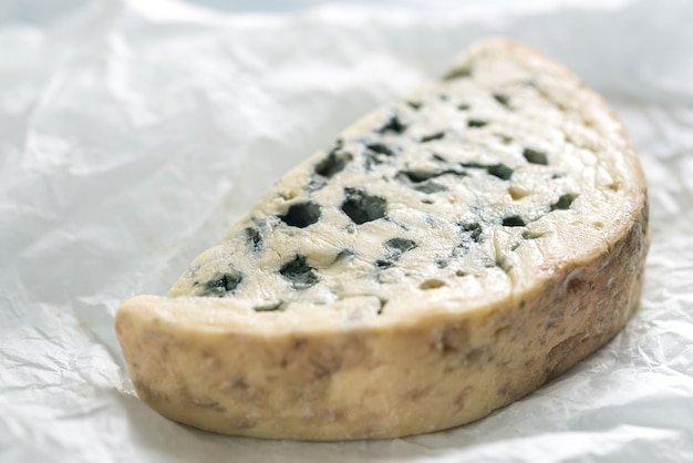 Fromage bleu sur papier blanc