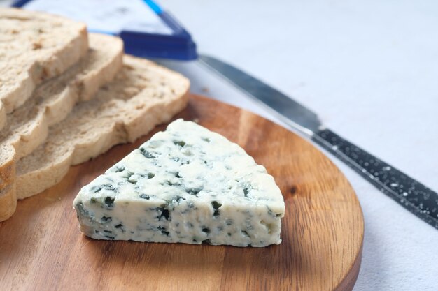 Photo fromage bleu et tranche de pain brun sur table