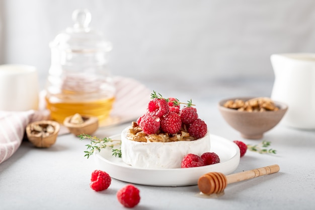 fromage brie aux framboises, miel, noix et thym