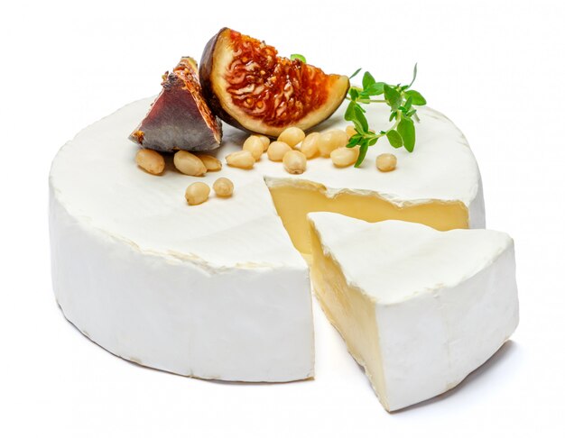 Fromage brie ou camambert rond sur un espace blanc