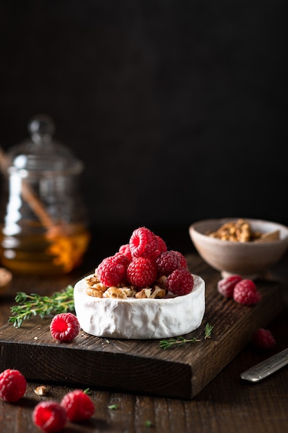 fromage brie ou camembert aux framboises et noix