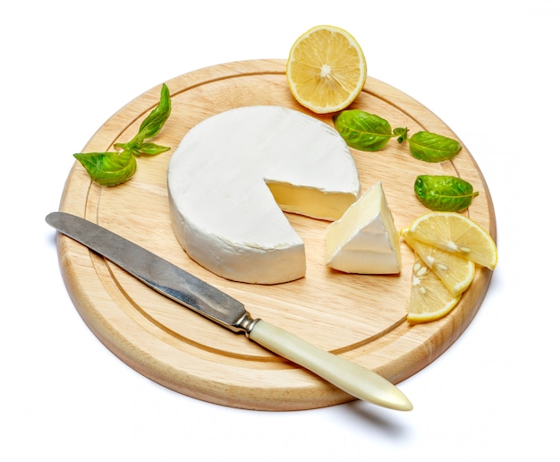 Photo fromage brie ou camembert rond sur planche à découper tableau blanc