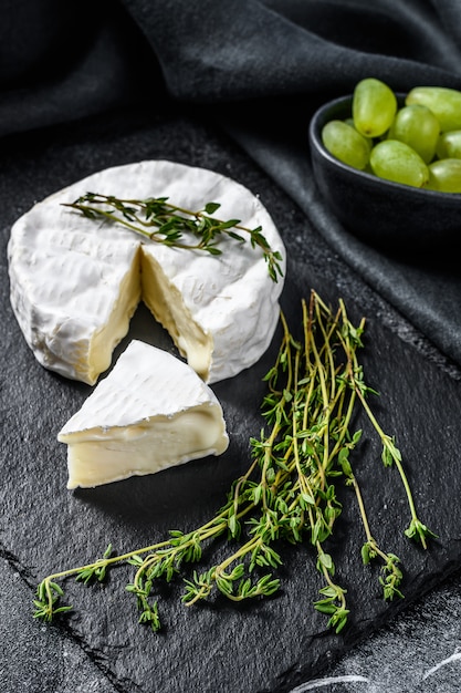 Fromage brie français aux raisins.