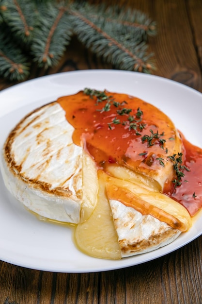 Fromage brie grillé sur une table en bois Dîner de Noël