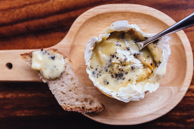 Fromage brie servi avec du pain en tranches.