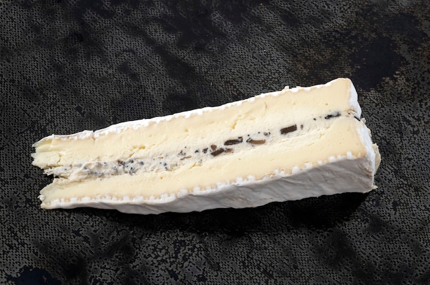 Fromage brie truffé sur table noire