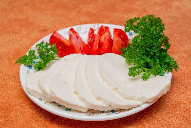 Fromage Bryndza, aneth et tomates sur une assiette. Mode de vie sain.