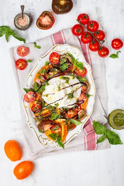 Fromage Buffalo burrata avec tomates crues fraîches et feuilles de basilic